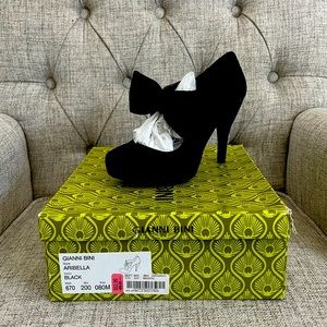Black pump with bow